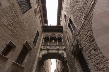Spain, Province of Barcelona, Barcelona, Elevated walkway connecting two buildings in Gothic Quarter - FCF02038