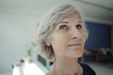 Lächelnde ältere Geschäftsfrau mit grauem Haar im Büro - JOSEF09351