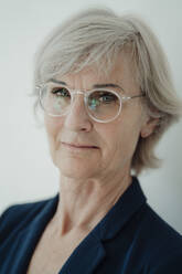 Ältere Geschäftsfrau mit Brille vor weißem Hintergrund - JOSEF09394