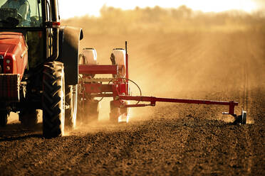 Traktor bei der Aussaat von Sojabohnen auf einem Ackerfeld - NOF00505