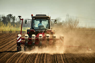 Landwirt im Traktor bei der Aussaat von Sojabohnen in seinem Betrieb - NOF00506