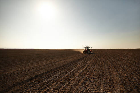 Traktor bei der Aussaat von Sojabohnen auf einer Farm - NOF00509