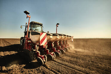 Traktor mit Sämaschine bei der Aussaat von Sojabohnen in einem Betrieb - NOF00510