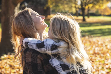 Glückliche Mutter und Tochter genießen den Herbst im Park - WPEF05960