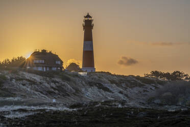 Deutschland, Schleswig-Holstein, Hornum, Hornum Leuchtturm bei Sonnenuntergang - KEBF02266