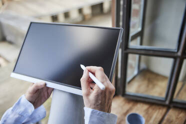 Hände einer Geschäftsfrau mit Tablet-PC und digitalisiertem Stift - FMKF07613