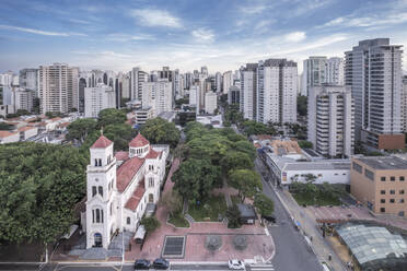 Moema-Viertel, katholische Kirche Nossa Senhora Aparecida und gehobene Wohnanlagen, Sao Paulo, Brasilien, Südamerika - RHPLF22015