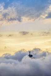 Die Christusstatue (Cristo Redentor) auf dem Gipfel des Corcovado in einem Wolkenmeer, Rio de Janeiro, Brasilien, Südamerika - RHPLF22017
