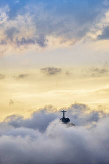 Die Christusstatue (Cristo Redentor) auf dem Gipfel des Corcovado in einem Wolkenmeer, Rio de Janeiro, Brasilien, Südamerika - RHPLF22017
