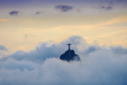 Die Christusstatue (Cristo Redentor) auf dem Gipfel des Corcovado in einem Wolkenmeer, Rio de Janeiro, Brasilien, Südamerika - RHPLF22018