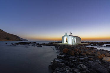 Weiß getünchte Kirche von Agios Nikolaos in der Abenddämmerung, Georgioupolis, Insel Kreta, Griechische Inseln, Griechenland, Europa - RHPLF22023