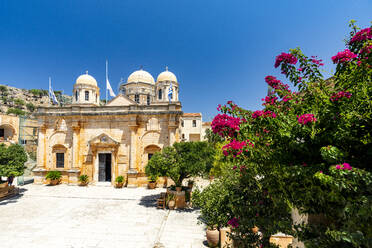 Fassade des alten Klosters von Agia Triada von Tzagarolon umgeben von Bougainvillea im Sommer, Insel Kreta, Griechische Inseln, Griechenland, Europa - RHPLF22024