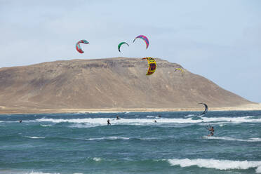 Kitesurfen am Strand Costa da Fragata, an der Ostküste von Sal, Kapverdische Inseln, Atlantik, Afrika - RHPLF22026