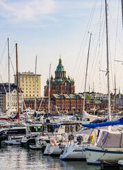 Blick über den Pohjoissatama-Hafen auf die Uspenski-Kathedrale, Helsinki, Bezirk Uusimaa, Finnland, Europa - RHPLF22045