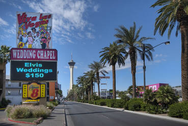 Viva Las Vegas Wedding Chapel, STRAT Tower und Las Vegas Boulevard, Las Vegas, Nevada, Vereinigte Staaten von Amerika, Nordamerika - RHPLF22083