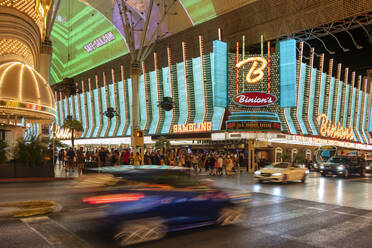 Binions Gambling Hall and Hotel und The Fremont Experience bei Nacht, Fremont Street, Las Vegas, Nevada, Vereinigte Staaten von Amerika, Nordamerika - RHPLF22084