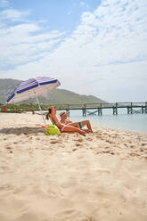 Entspannendes Paar, Sonnenbaden am Strand - CAIF32375