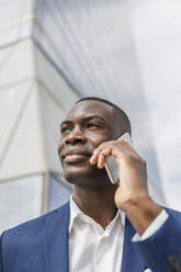 Smiling businessman talking on mobile phone - IFRF01622