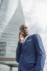 Young businessman talking on mobile phone - IFRF01623