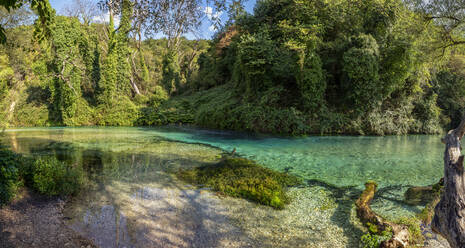 Idyllischer Blick auf die Karstquelle an einem sonnigen Tag, Gebirge, Albanien - MAMF02204