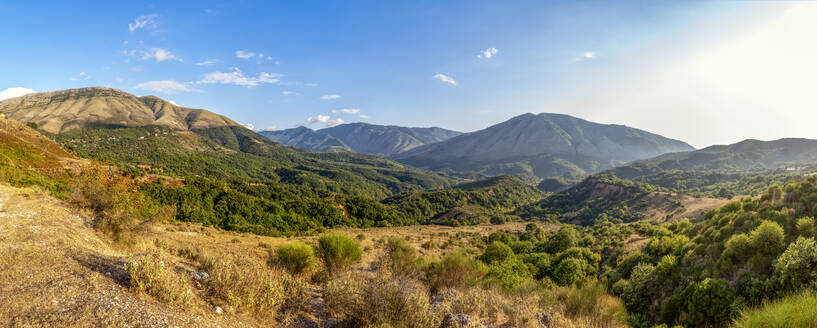 Aussicht auf das Gebirge an einem sonnigen Tag, Albanien - MAMF02205