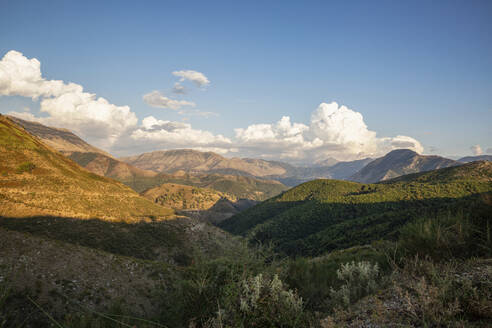 Blick auf das Gebirge bei bewölktem Himmel, Albanien - MAMF02215