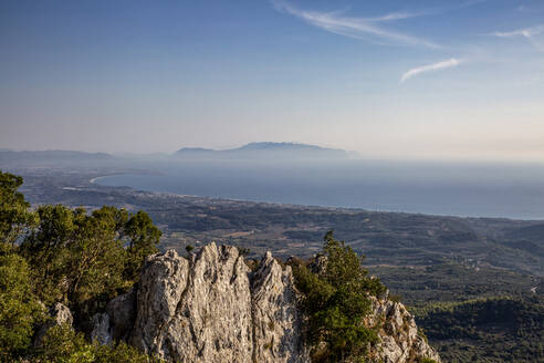 Aussicht auf die felsigen Berge und das Meer bei Sonnenuntergang - MAMF02224