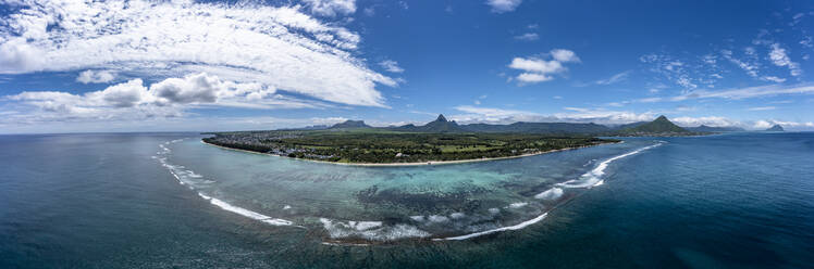 Panoramablick auf das Meer und den Strand von Flic En Flac, Mauritius, Afrika - AMF09507