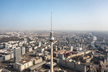 Deutschland, Berlin, Blick auf den Fernsehturm Berlin und die umliegende Stadtlandschaft - TAMF03325