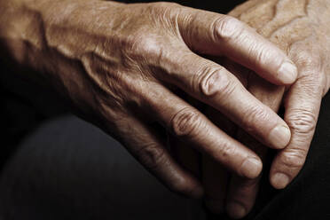 Hands of senior man with wrinkled skin - AZF00400