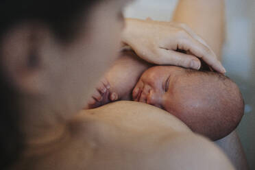 Baby schläft auf der Brust der Mutter im Badezimmer zu Hause - MFF09094