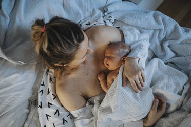 Baby schlafend an der Brust der Mutter im Bett zu Hause - MFF09109
