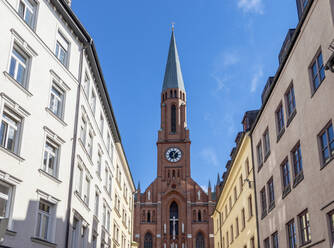 Deutschland, Bayern, München, Häuser vor der Neuen Kirche St. Johannis - MAMF02233