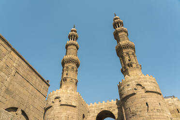 Ägypten, Kairo, Zwillingsminarette des Bab Zuweila-Tors - TAMF03329