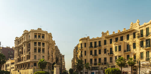 Ägypten, Kairo, Historische Gebäude rund um den Talaat-Harb-Platz im Sommer - TAMF03330