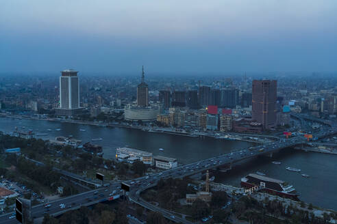 Ägypten, Kairo, Nil, Qasr-El-Nil-Brücke und umliegende Gebäude in der Innenstadt in der Abenddämmerung - TAMF03331