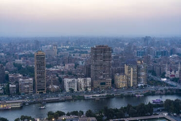 Ägypten, Kairo, Blick auf Agouza und Zamalek in der Abenddämmerung - TAMF03334