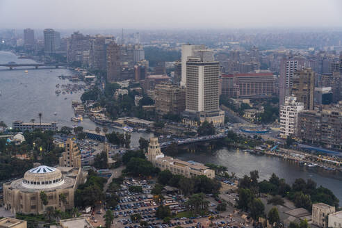 Ägypten, Kairo, Blick von oben auf den Nil und die umliegenden Gebäude in der Abenddämmerung mit dem Stadtteil Dokki im Hintergrund - TAMF03335