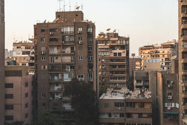 Ägypten, Gizeh Gouvernement, Gizeh, Wohngebäude in Dokki in der Abenddämmerung - TAMF03349