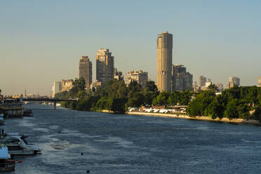 Ägypten, Kairo, Nil in der Abenddämmerung mit der Skyline von Zamalek im Hintergrund - TAMF03351