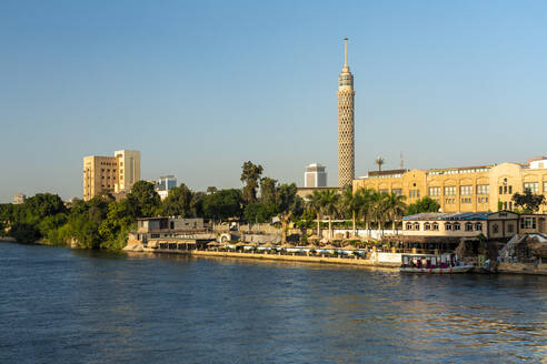 Ägypten, Kairo, Fluss Nil mit Kairoer Opernhaus und Kairoer Turm im Hintergrund - TAMF03352