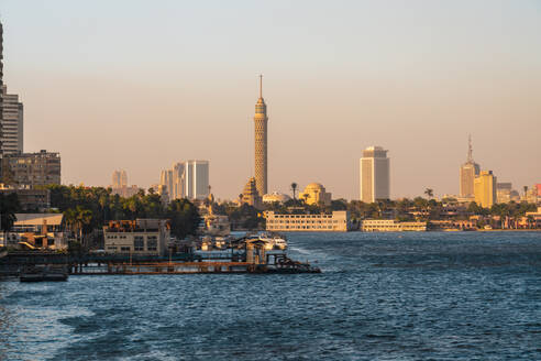 Ägypten, Kairo, Pier im Stadtteil Gezira in der Abenddämmerung mit Cairo Tower und Skyline der Innenstadt im Hintergrund - TAMF03355