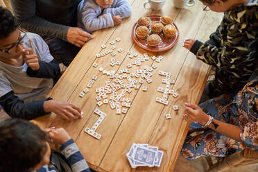 Familie spielt Scrabble am Esstisch - CAIF32391