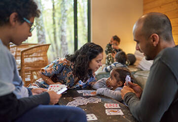 Familie spielt Kartenspiel zu Hause - CAIF32395