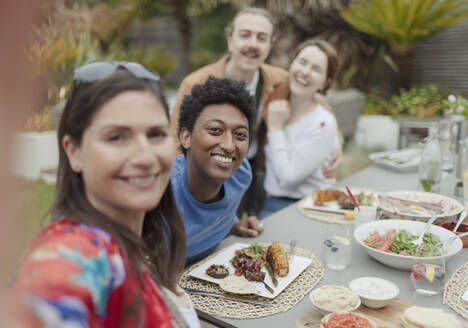 Porträt glückliches Paar Freunde genießen das Mittagessen auf der Terrasse Tisch - CAIF32535