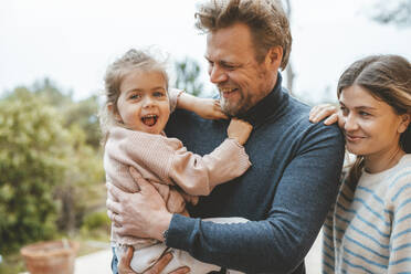 Glückliches süßes Mädchen mit Vater und Mutter - JOSEF09516