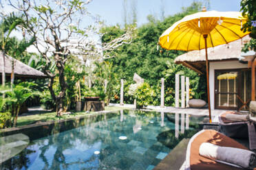 Indonesien, Bali, Defokussierter Blick auf den Pool einer luxuriösen Villa im Sommer - JUBF00366