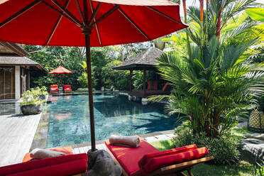 Indonesien, Bali, Poolside einer luxuriösen Villa im Sommer - JUBF00368