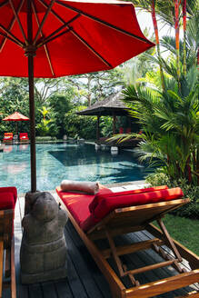 Indonesien, Bali, Poolside einer luxuriösen Villa im Sommer - JUBF00369