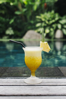 Ananas-Cocktail am Rande eines Schwimmbeckens - JUBF00378